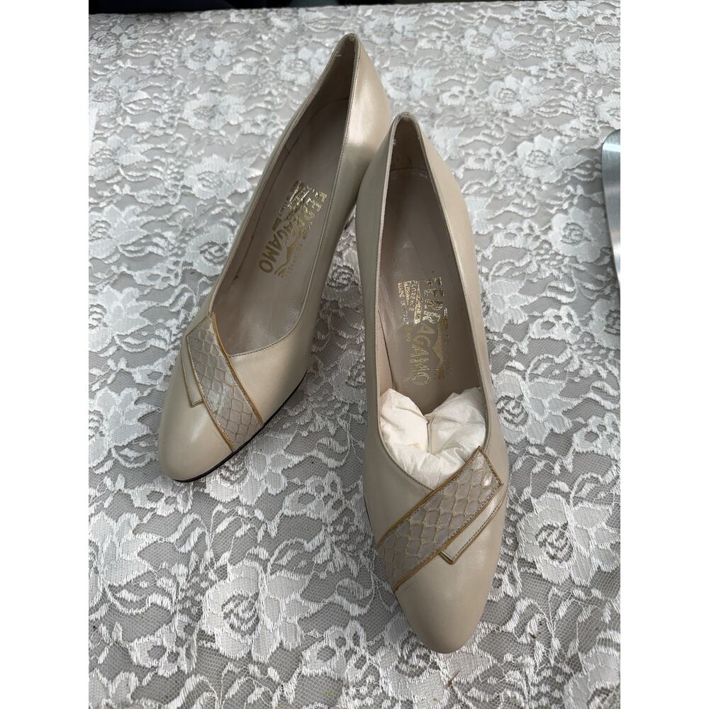 New No Box Womens Salvatore Ferragamo Size: 7.5 B Almond 2.75”Heel Slip On Beige